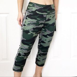 NWT Bebe camouflage Active cropped pants